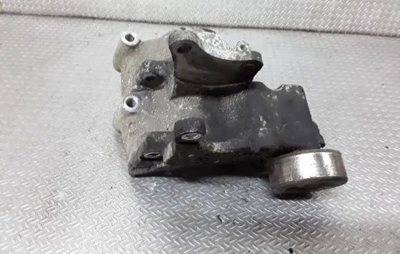 KIA Carens I Power steering pump mounting bracket 