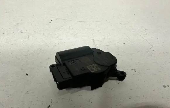 Skoda Superb B8 (3V) Air flap motor/actuator 2Q0907511F 3093919M CZ1168900921