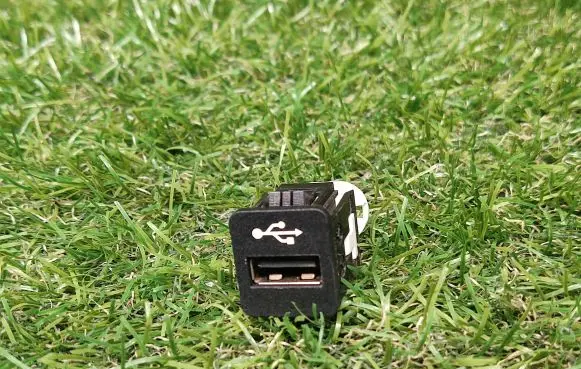 BMW 3 F30 F35 F31 AUX in-socket connector 9229294 8410922929401