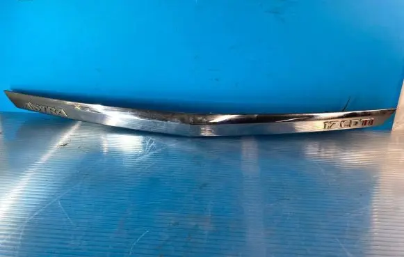 Opel Astra H Tailgate trim 13105814 461088395