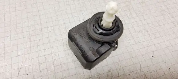 Volkswagen PASSAT B6 Headlight level adjustment motor 00883000
