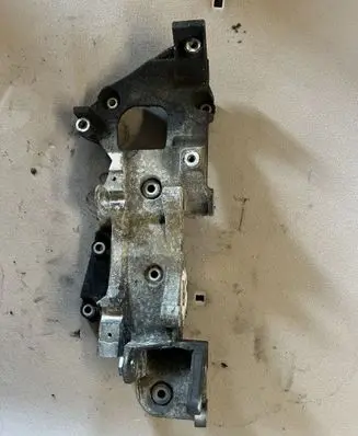 Peugeot 4007 Generator/alternator bracket 
