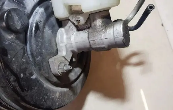 Subaru Outback Master brake cylinder
