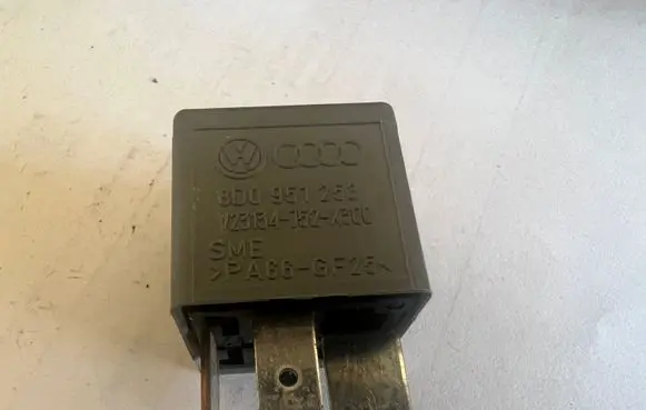 Audi A6 S6 C5 4B Other relay 8D0951253