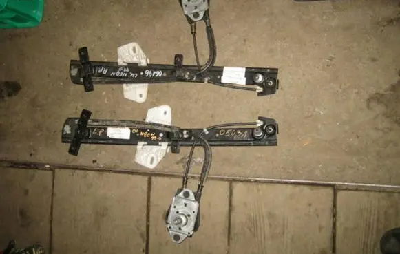 Chrysler Neon II Front door manual window regulator 