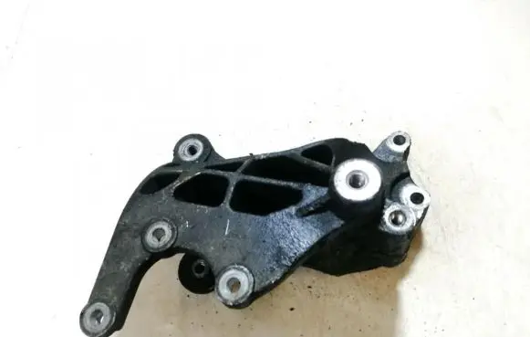 Engine mounting bracket