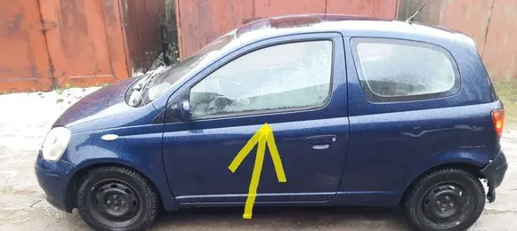 Toyota Yaris Front door window/glass (coupe) 