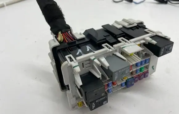 Opel Insignia B Fuse module 35048788