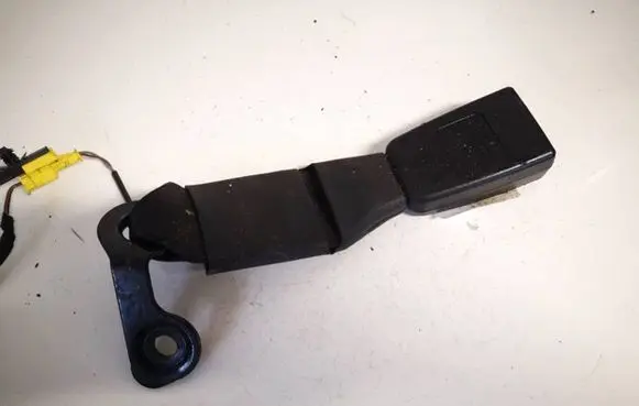 Middle seatbelt buckle (rear)