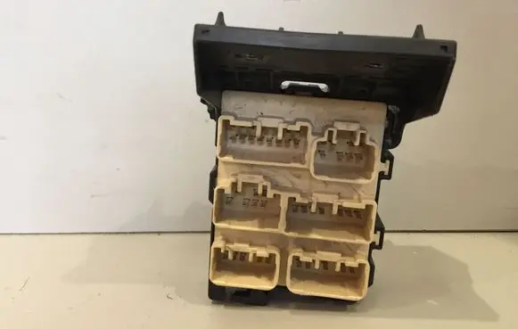 Toyota Avensis T250 Fuse module 8273405030