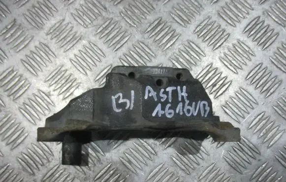 Opel Astra H Engine mounting bracket 13189381