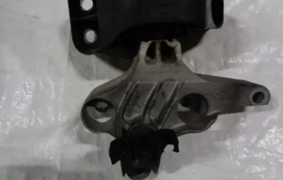 Renault Clio IV Engine mount vacuum valve 112845638R