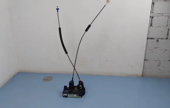 Opel Zafira A Rear door lock 90561158