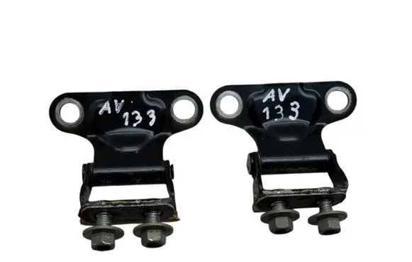 Toyota Avensis T270 Tailgate/trunk/boot hinge 6881005030 6881005040