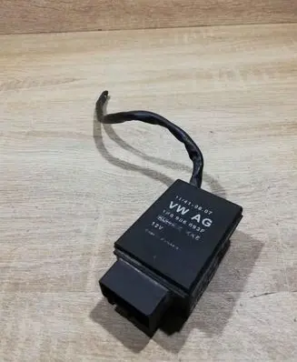 Volkswagen Jetta VI Fuel pump relay 1K0906093F