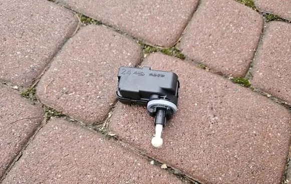 Headlight level adjustment motor
