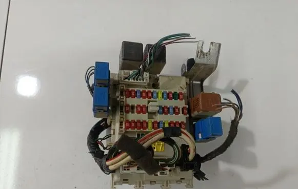 Nissan Primera Fuse box set 24350AV700