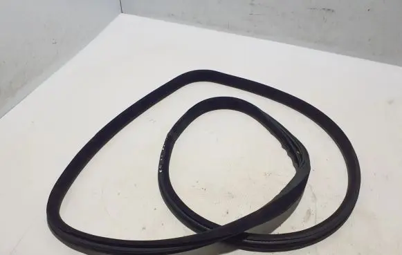 Volvo XC70 Trunk rubber seal (body) 31385591
