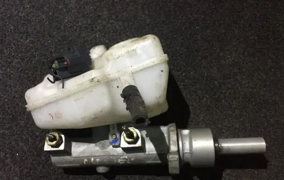 Ford Mondeo Mk III Master brake cylinder 22407779