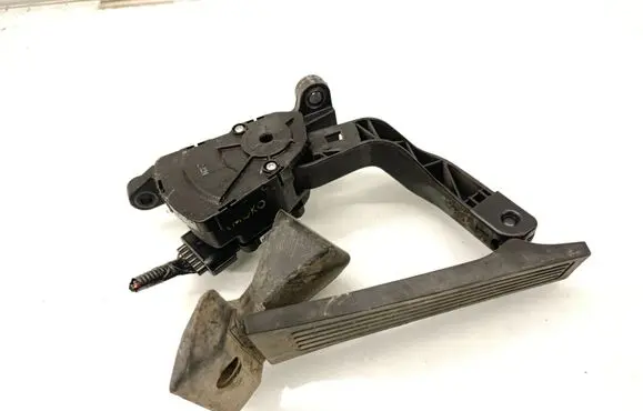 Accelerator throttle pedal