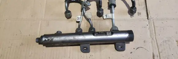 Land Rover Discovery 4 - LR4 Fuel main line pipe 0445216030
