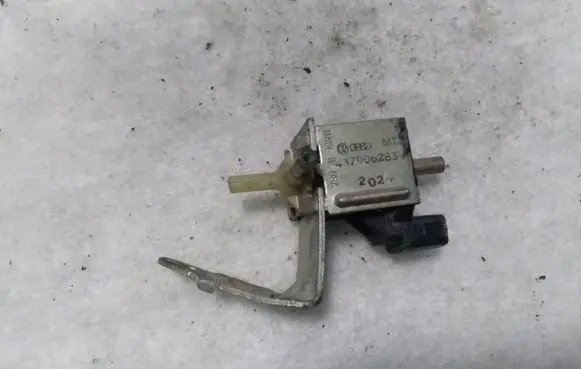 Audi A6 S6 C5 4B Turbo solenoid valve 437906283A