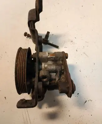 Toyota Avensis T250 Power steering pump U09