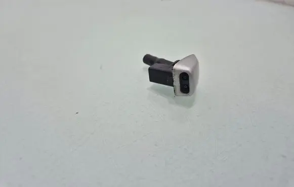 Volvo V40 Windshield washer spray nozzle 
