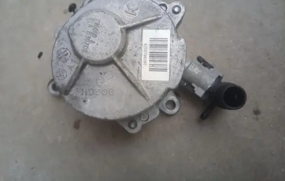 Nissan Qashqai Vacuum pump 8200796080