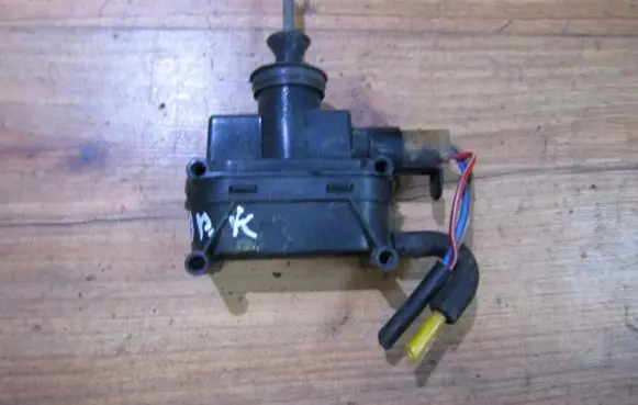 Mercedes-Benz Vito Viano W638 Central locking vacuum pump 