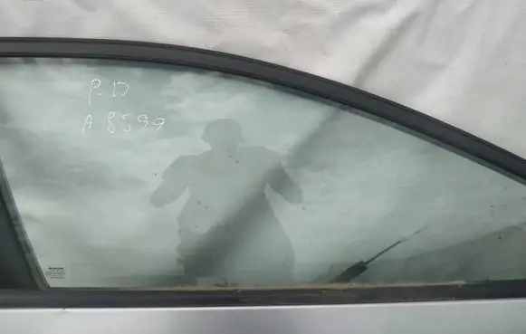 Honda Civic Front door window glass four-door as2