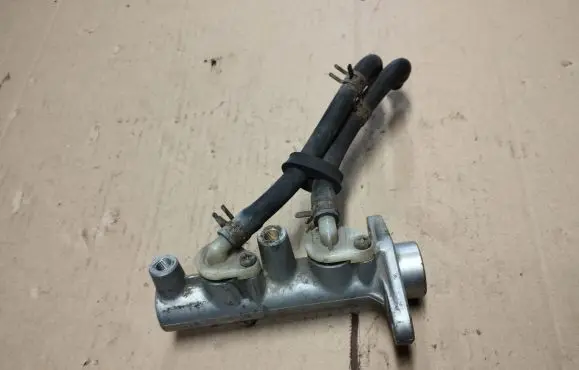 Lincoln Town Car Master brake cylinder