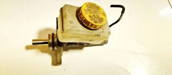 Subaru Legacy Brake fluid reservoir 