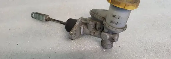Subaru Forester SF Clutch master cylinder 