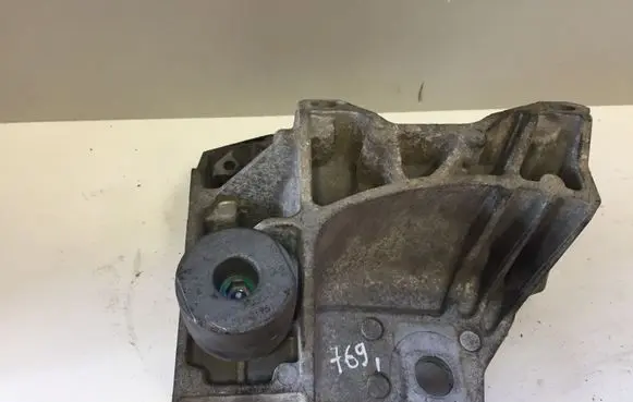 Volvo V70 Engine mounting bracket 30681951