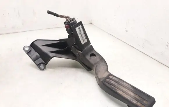 Ford Mondeo Mk III Accelerator throttle pedal 1S719F836BB XR8F9F832BD