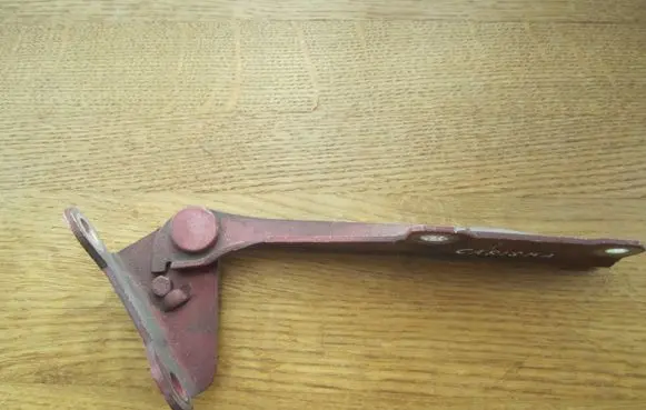 Mitsubishi Carisma Engine bonnet/hood hinges M820290