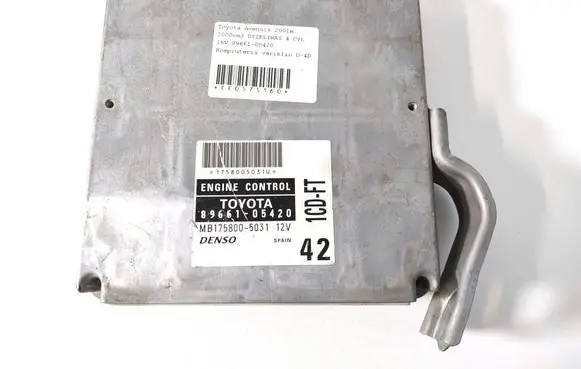 Toyota Avensis T220 Engine control unit/module 89661-05420