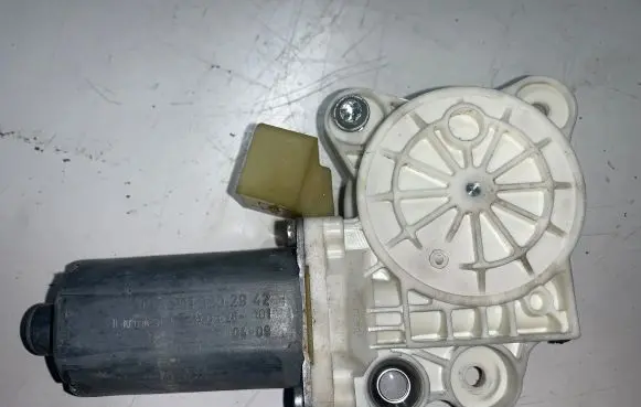 Mercedes-Benz E W211 Front door window regulator motor 2118202942 993626101