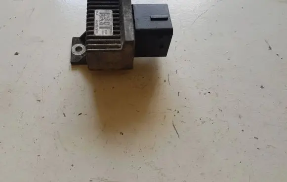 Opel Movano B Glow plug pre-heat relay 110678071R