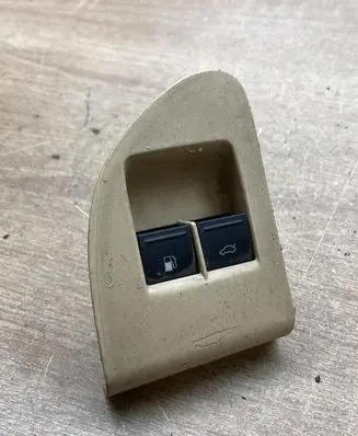 Volkswagen Touareg I Fuel tank opening switch 7L6867375C