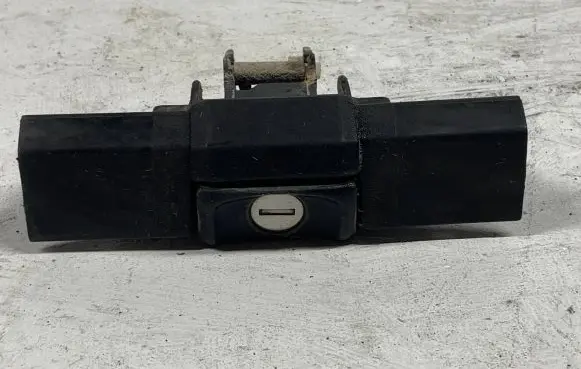 Volkswagen Jetta II Tailgate exterior lock 665827571E