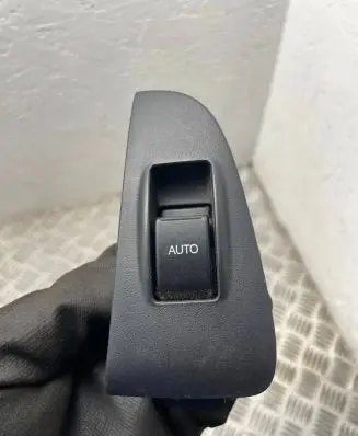 Toyota Avensis T250 Electric window control switch