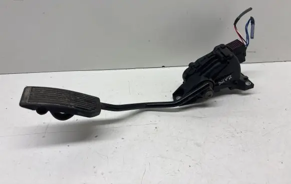 Nissan Almera Tino Accelerator throttle pedal 18002BU410