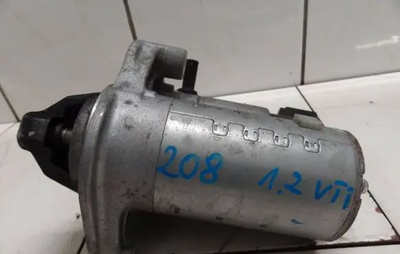 Peugeot 208 Starter motor 9671530880