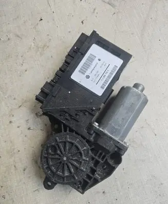 Volkswagen Touareg I Front door window regulator motor 07401763 05070740 7L0959792A