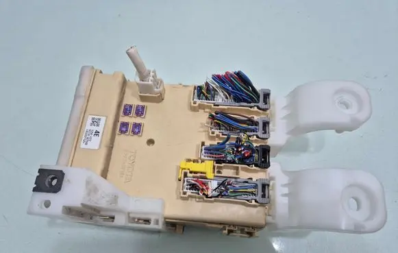 Toyota RAV 4 (XA40) Fuse module 63583372