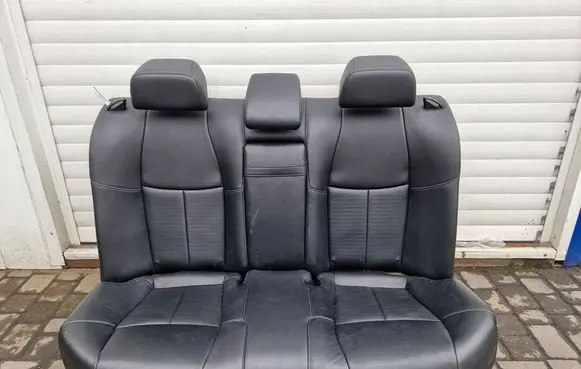 Infiniti M30 Second row seats 