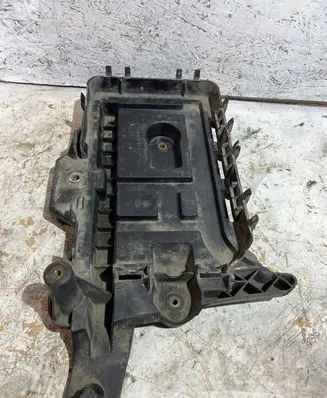 Volkswagen PASSAT B6 Battery tray 1K0915333C