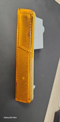 Dodge Challenger Front reflector 